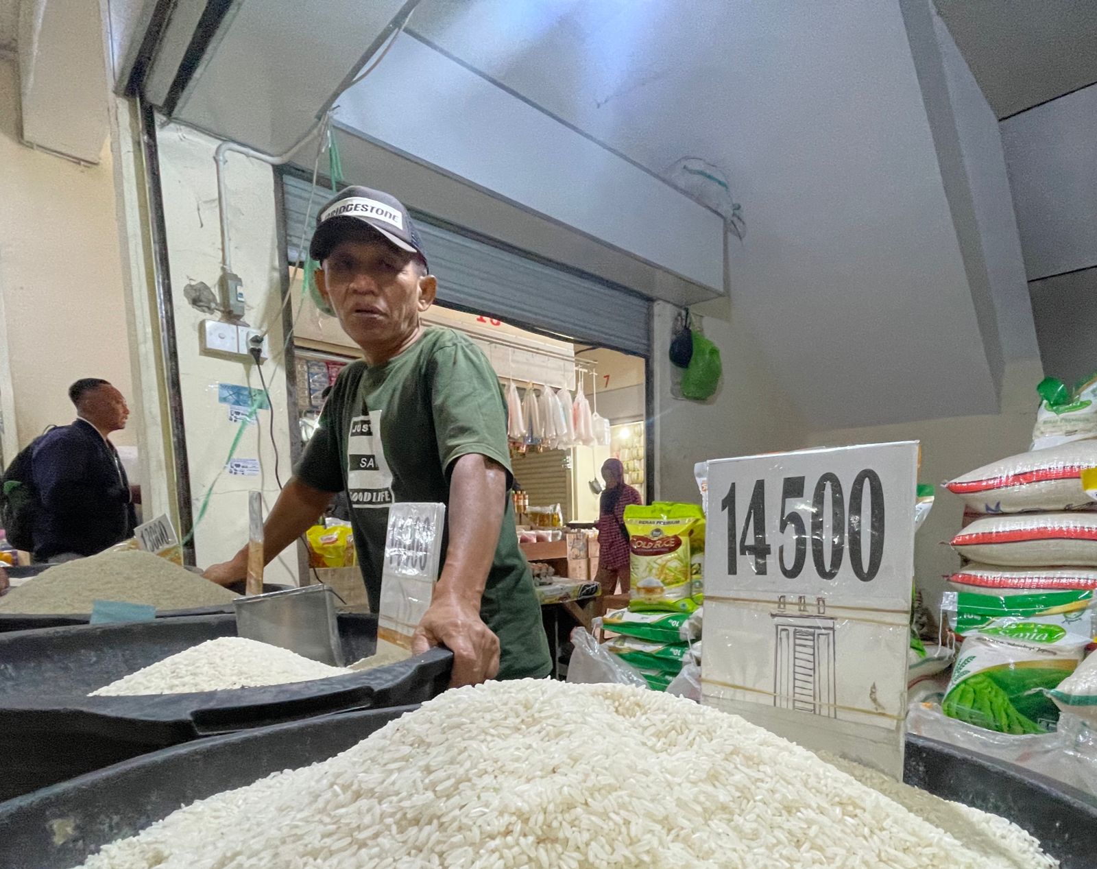 Pedagang beras di Pasar Tradisional Padalarang, Kabupaten Bandung Barat. Minggu (15/10). Foto Jabarekspres