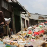 Petugas mengangkut sampah di TPS Pasar Sehat Cileunyi, Kabupaten Bandung. (Pandu Muslim/Jabar Ekspres)