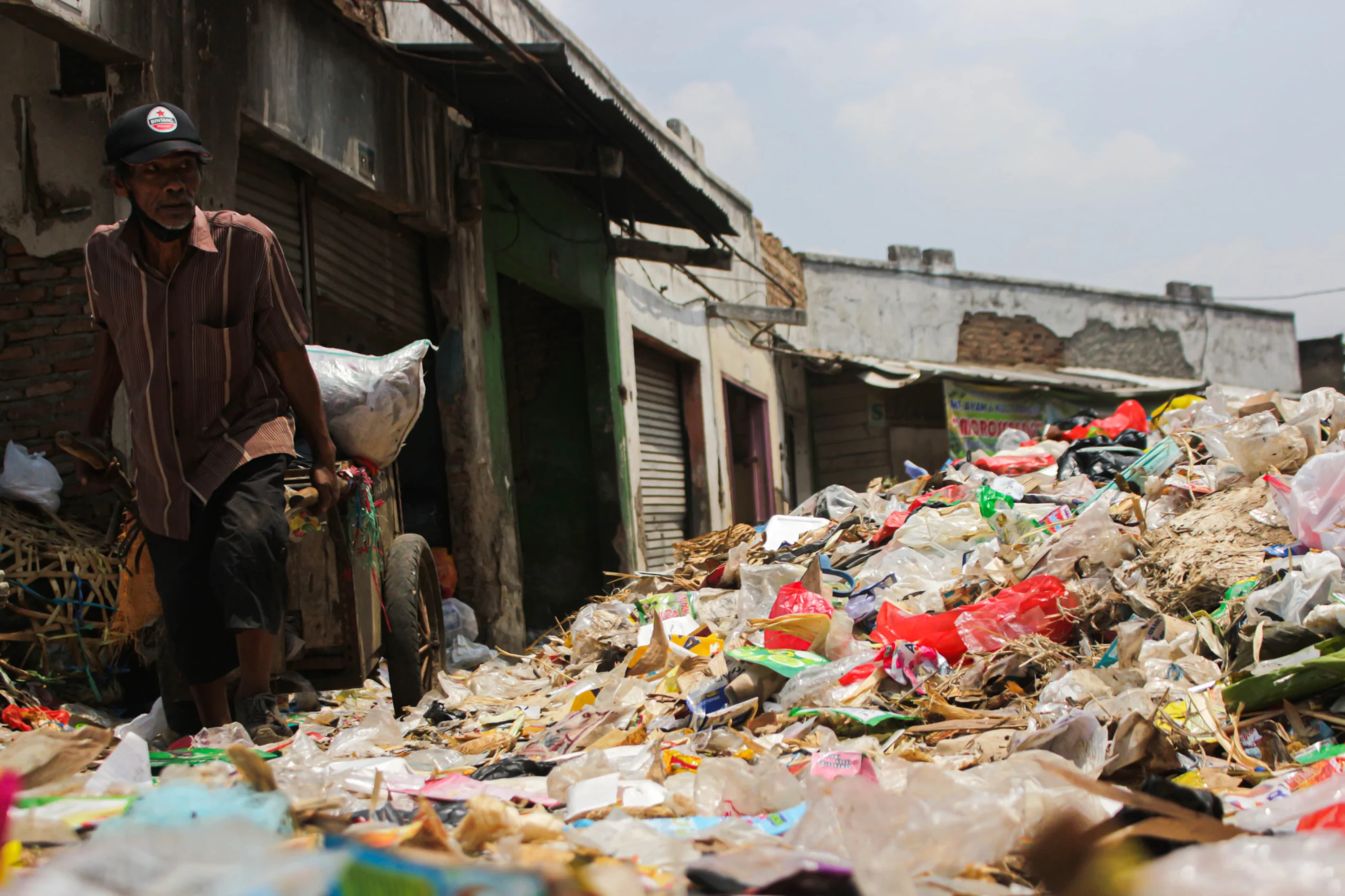 Petugas mengangkut sampah di TPS Pasar Sehat Cileunyi, Kabupaten Bandung. (Pandu Muslim/Jabar Ekspres)