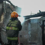 Pemadam Kebakaran Kota Bandung melakukan proses pendingingan di puing kebakaran kawasan Jalan Peta bebera[a waktu lalu. (Pandu Muslim/Jabar Ekspres)