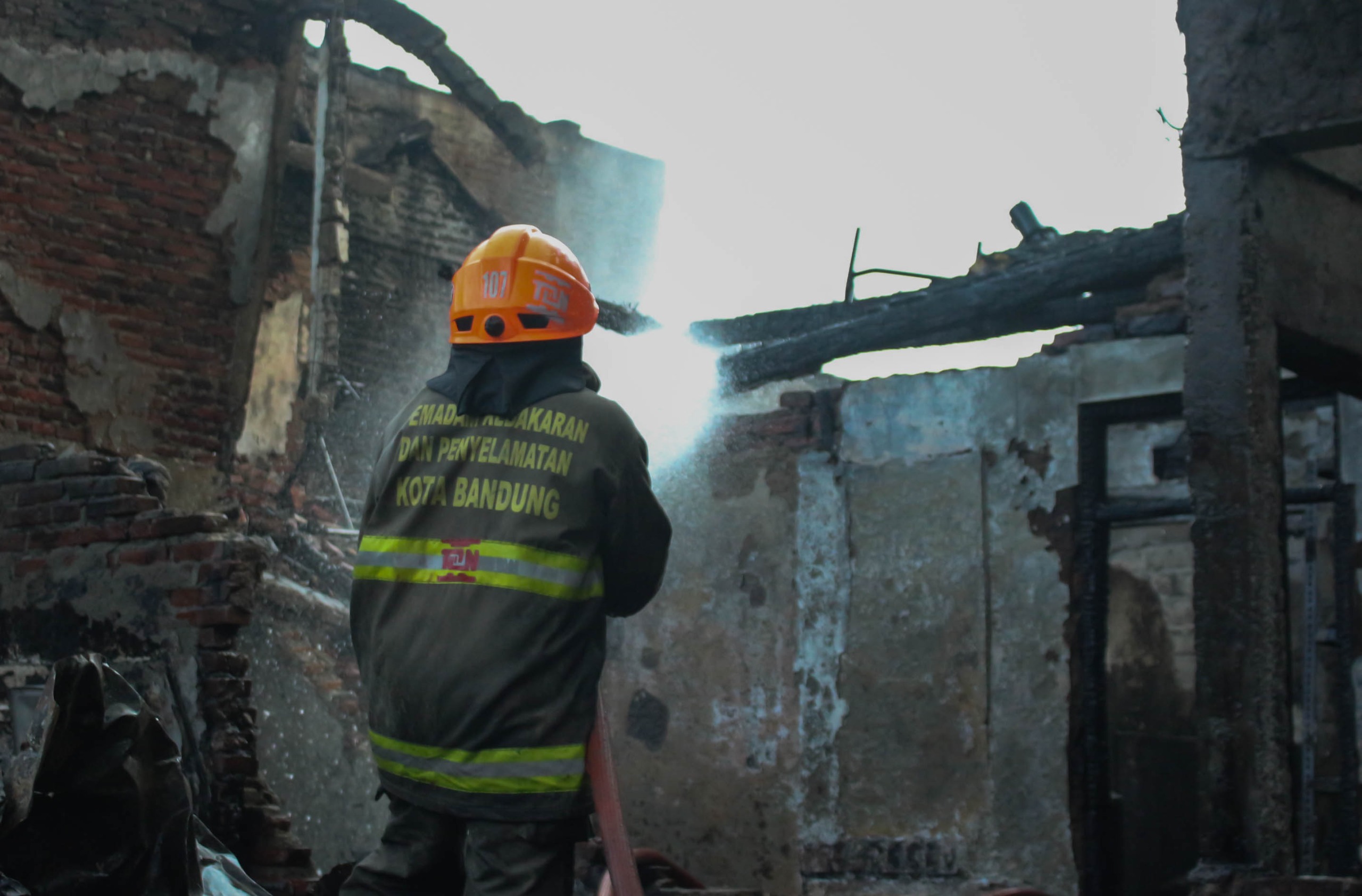 Pemadam Kebakaran Kota Bandung melakukan proses pendingingan di puing kebakaran kawasan Jalan Peta bebera[a waktu lalu. (Pandu Muslim/Jabar Ekspres)