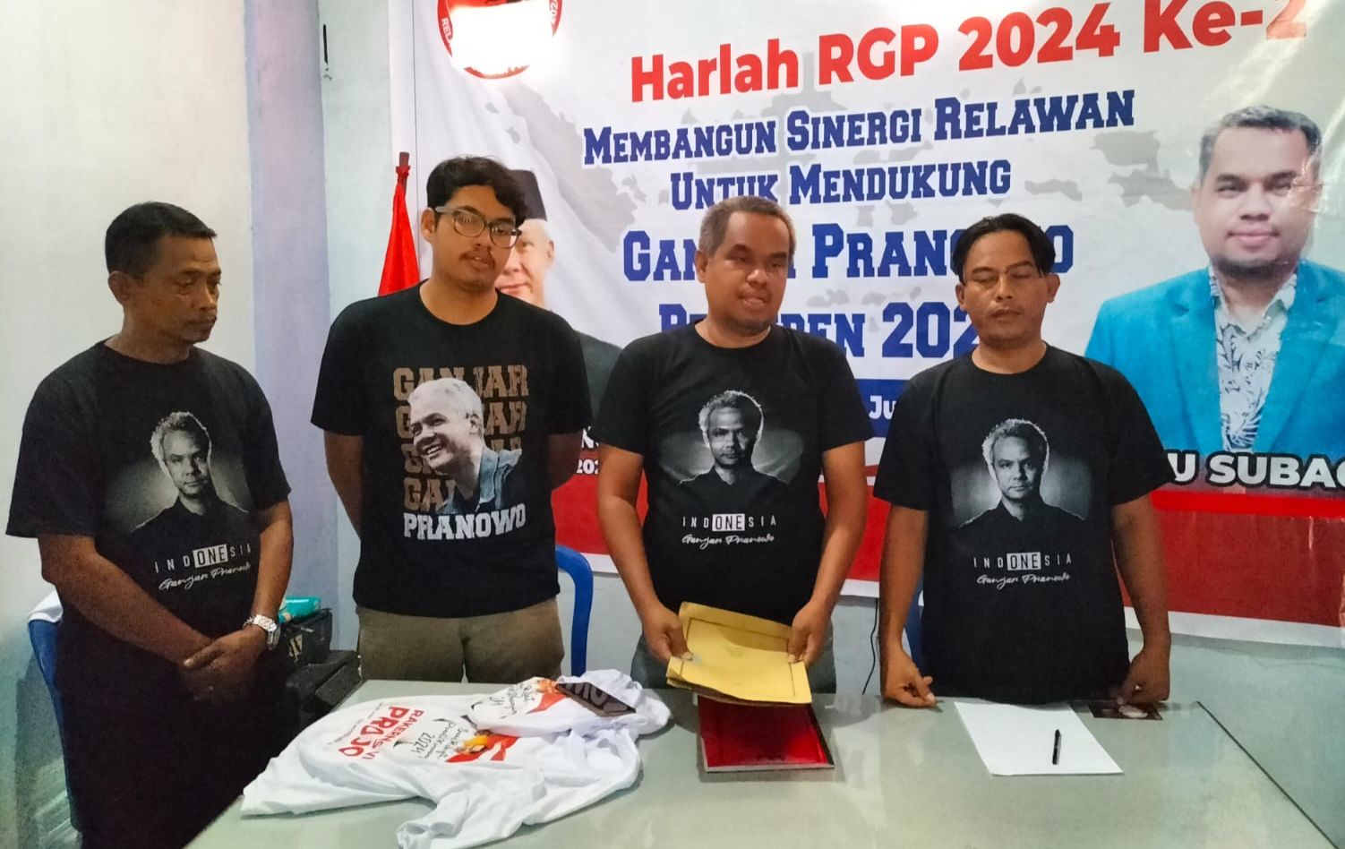 Penyerahan atribut Projo berupa kaos bergambar Prabowo Subianto di kantor Relawan Ganjar Pranowo, Jalan Bypass, Kedawung, Kabupaten Cirebon. Foto: Ayu Lestari / JE