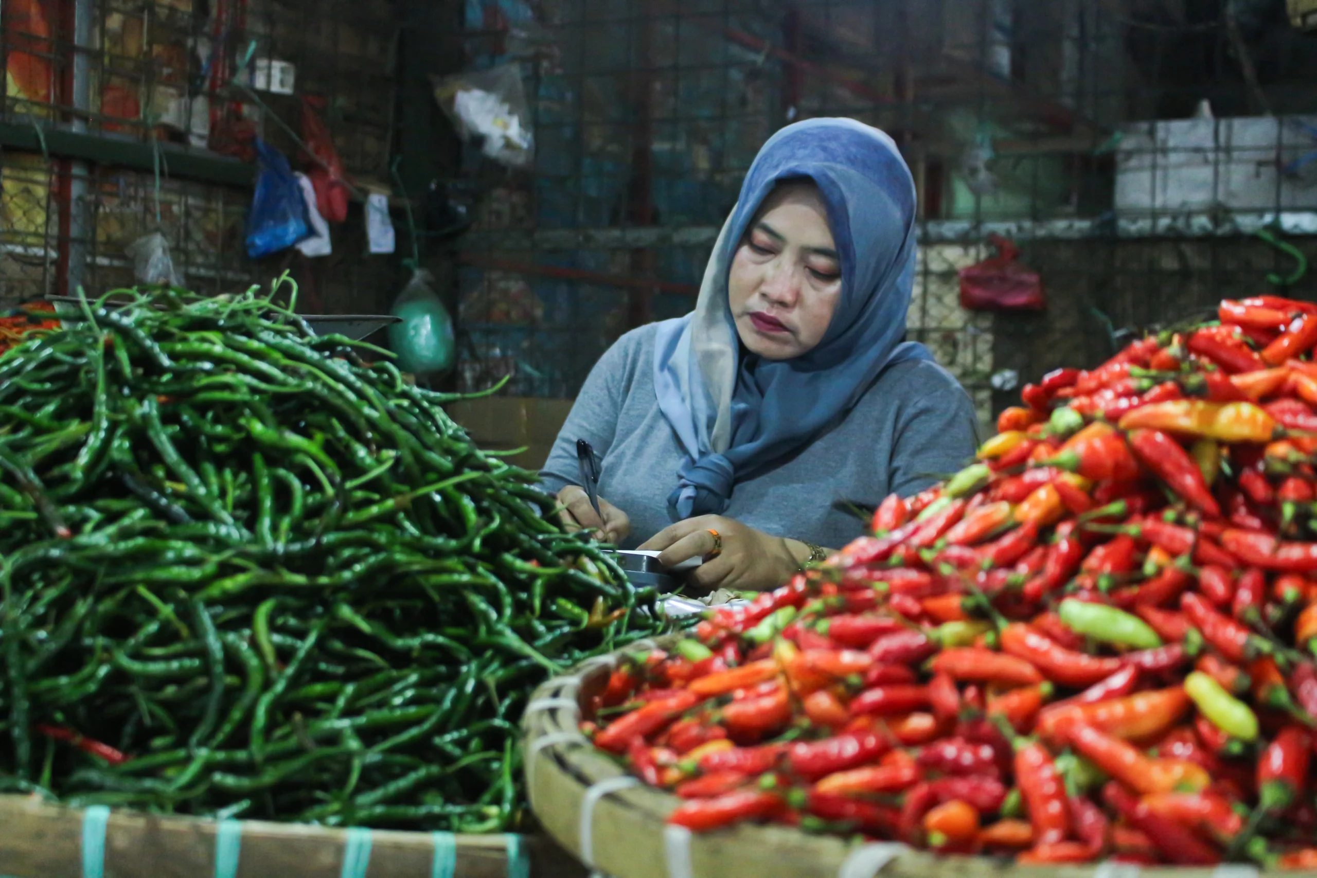 Pedagang bahan pangan di Pasar Induk Gedebage, Kota Bandung. (Pandu Muslim/Jabar Ekspres)