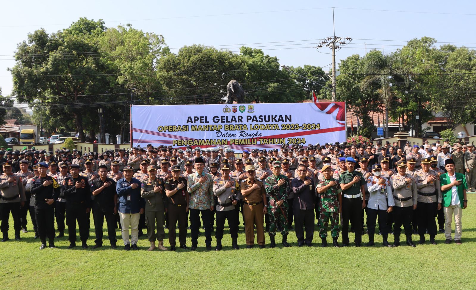 Caption : Foto bersama jajaran forkopimda dan kepolisian Polresta Cirebon di Mako Polresta Cirebon. (Foto: Ayu/Jabar Ekspres )