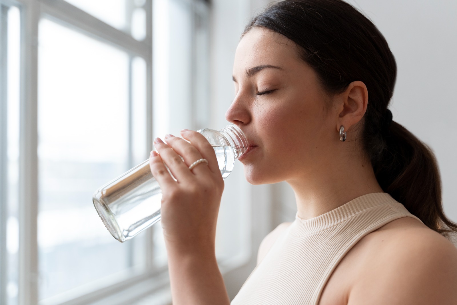 Miliki Kebiasaan Minum Air Putih di Pagi Hari? Ini Manfaatnya!