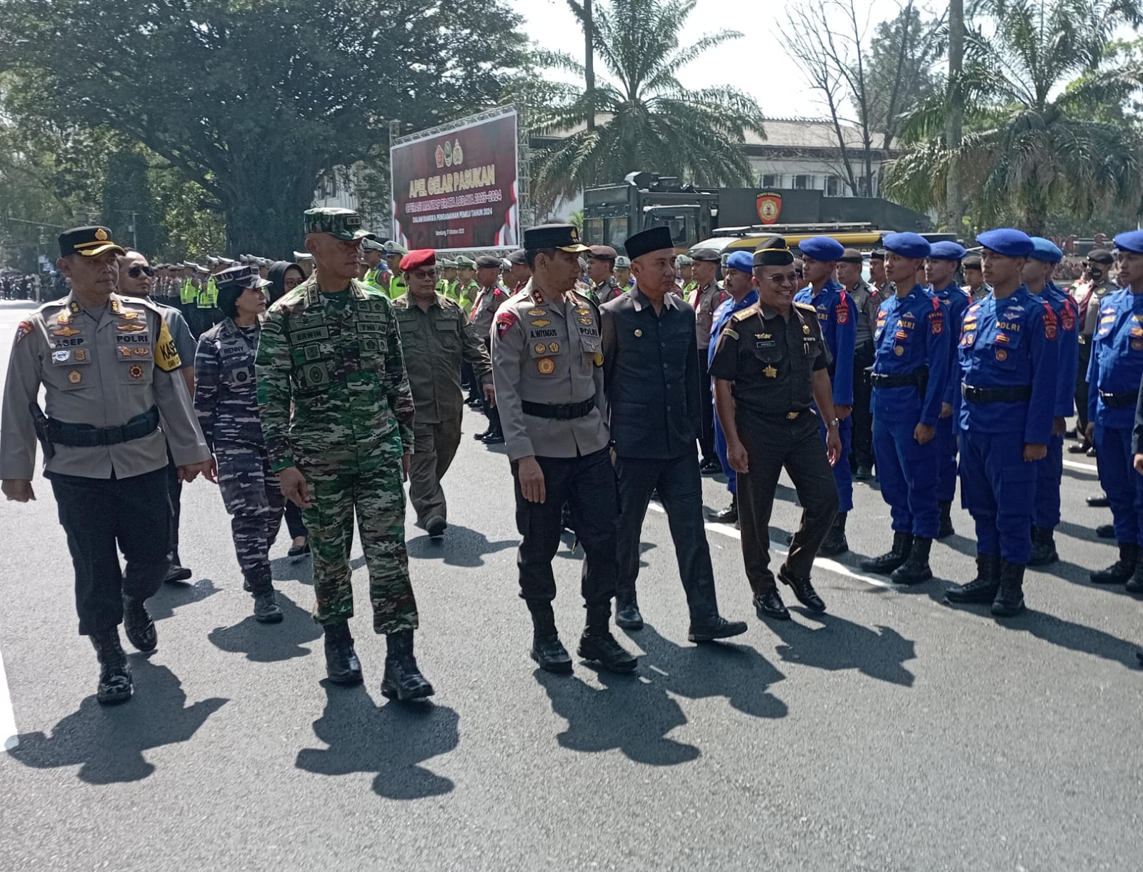 Dok. Forkopimda Jabar saat cek kesiapan personel gabungan saat apel gelar pasukan pengamanan pemilu 2024, di Depan Gedung Sate Bandung. Selasa, (17/10). Foto. Sandi Nugraha.