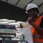Pekerja menimbang beras bantuan pangan di Gudang Bulog, Gedebage, Kota Bandung. (Pandu Muslim/Jabar Ekspres)