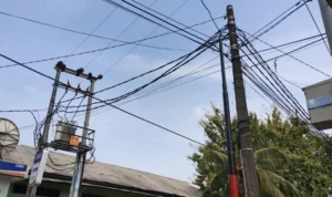 Kabel Utilitas yang terkesan semrawut di Kota Depok. Rubiakto Jabarekspres