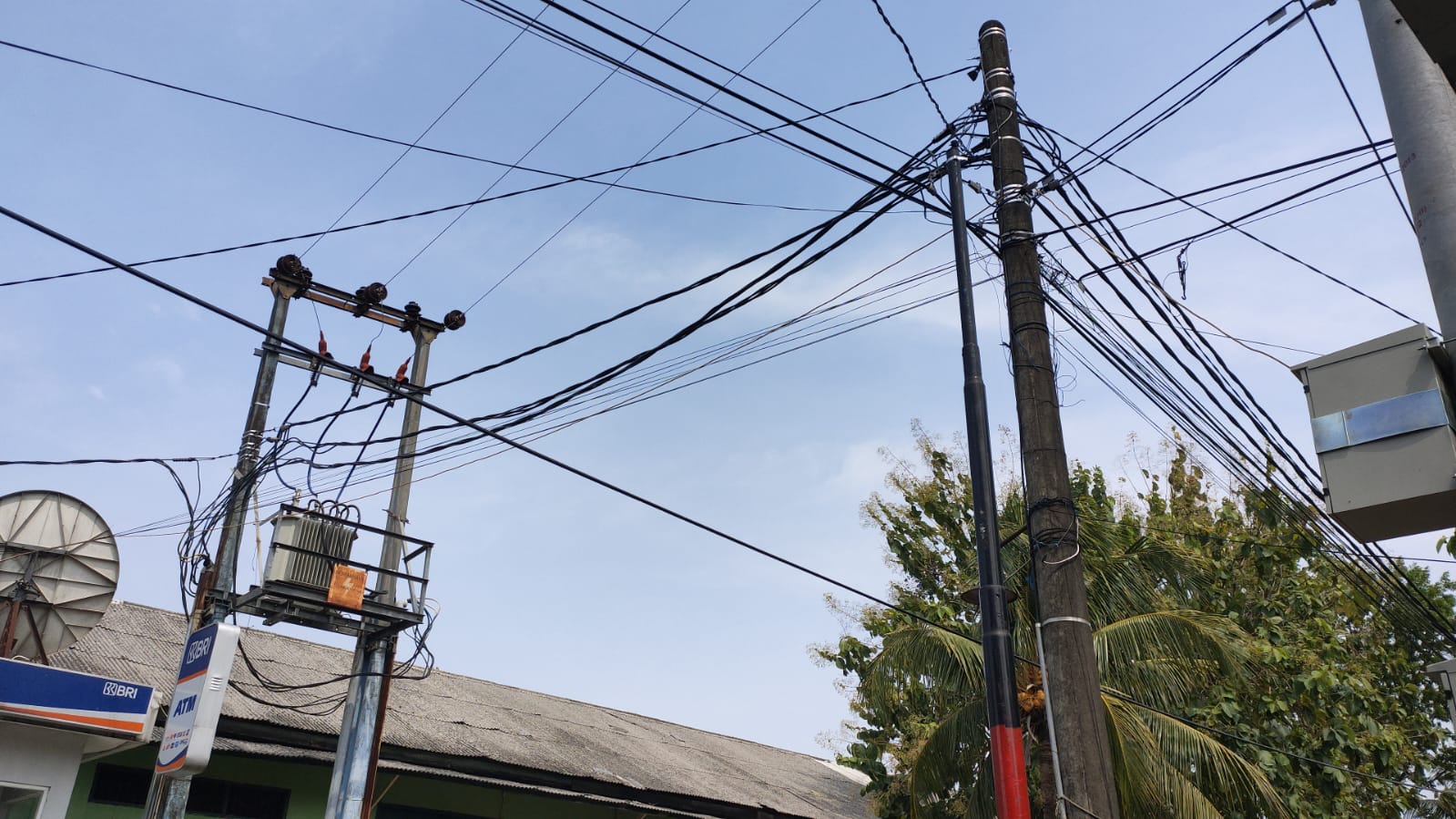 Kabel Utilitas yang terkesan semrawut di Kota Depok. Rubiakto Jabarekspres