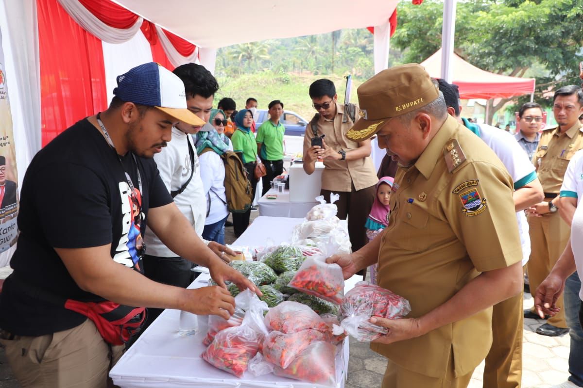 Pj Bupati Bandung Barat, Arsan Latif saat memantau pasar murah di Kecamatan Saguling. Selasa (17/19) Foto Jabarekspres