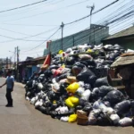 MENGGUNUNG: Tumpukan sampah membeludak hingga setengah ruas Jalan Kaptel Abdul Hamid, Cidadap, Kota Bandung, pada Selasa (17/10). (Nizar/Jabarekspres)
