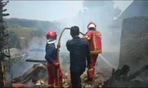 Rumah milik seorang lansia di Dusun Cihanyir, Desa Sukaluyu, Kecamatan Ganeas, Sumedang, ludes terbakar, Selasa 17 Oktober 2023 siang.(Dedi suhandi/Jabar Ekspres)