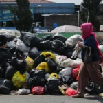 Imbas Penutupan TPS Sederhana, Sampah Menumpuk di Bahu Jalan