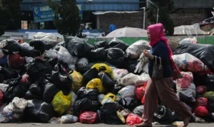 Imbas Penutupan TPS Sederhana, Sampah Menumpuk di Bahu Jalan