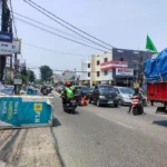 Memakan badan jalan, galian milik PLN sebabkan kemacetan di Jalan Cinere Raya.