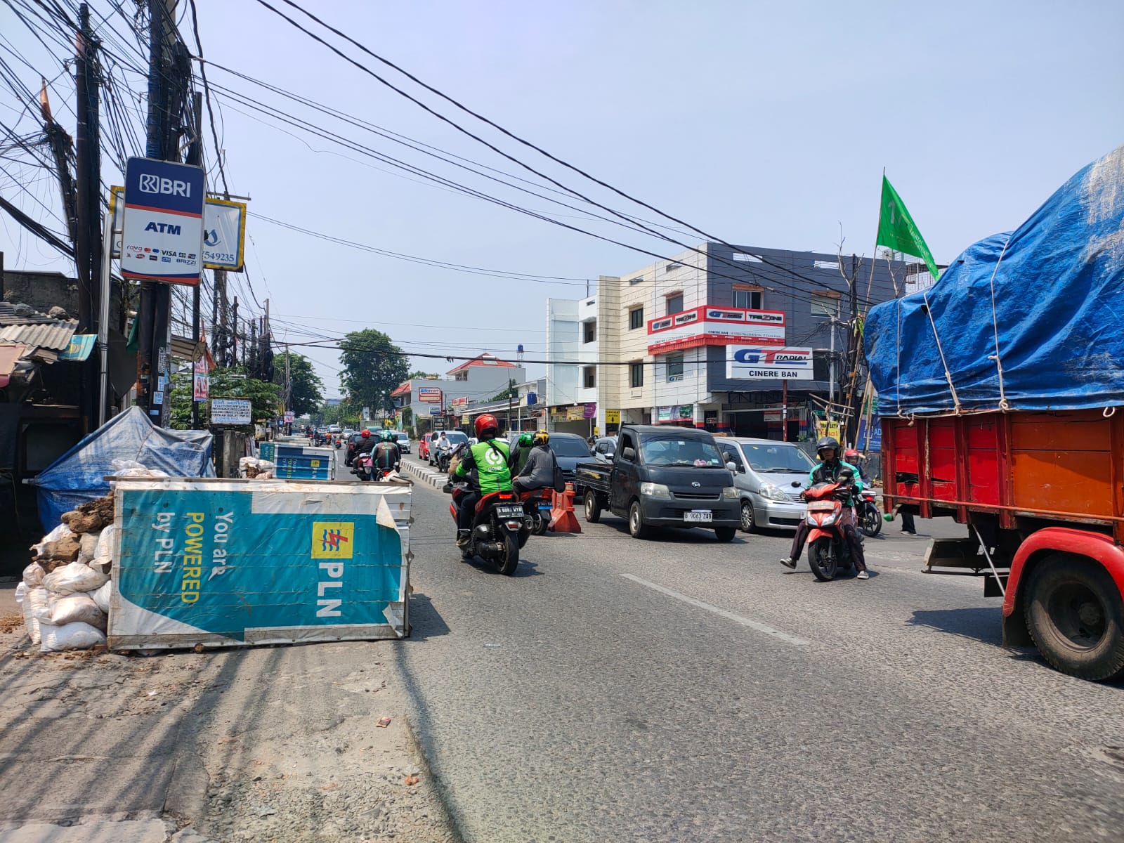 Memakan badan jalan, galian milik PLN sebabkan kemacetan di Jalan Cinere Raya.