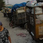 Belasan motor pengangkut sampah mengantre di TPS Pasar Induk Gedebage. Meski setiap hari ada penarikan, truk yang datang hanya dapat memuat sampah dari 3 motor. (Pandu Muslim/Jabar Ekspres)
