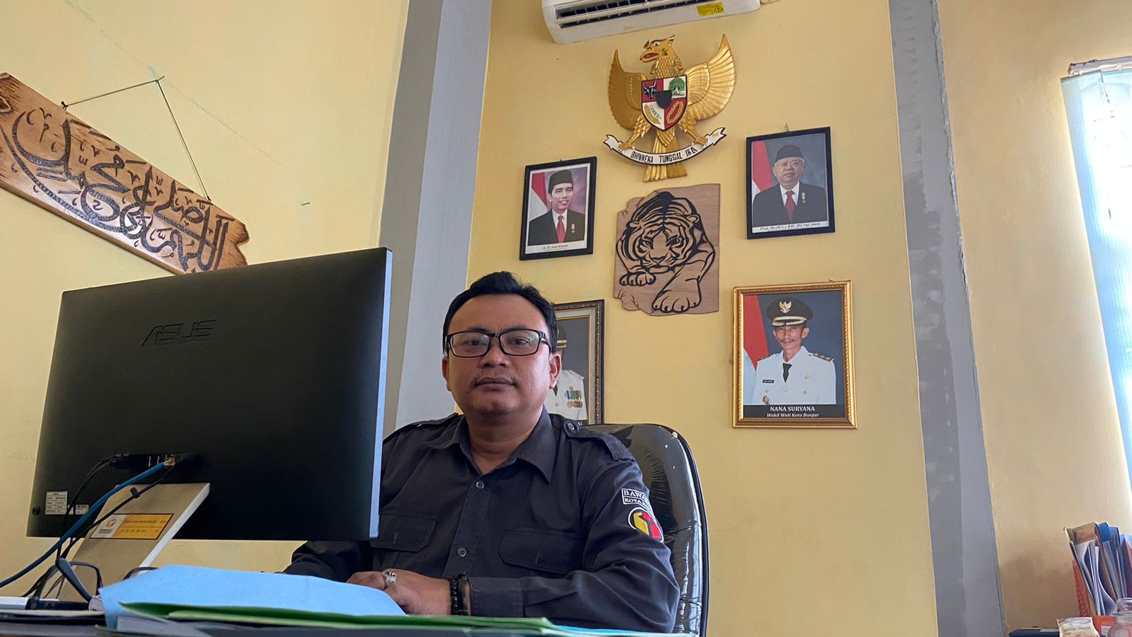Ketua Bawaslu Kota Banjar Rudi Ilham Ginanjar di ruang kerjanya. (Cecep Herdi/Jabar Ekpres)
