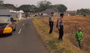 Dua Polisi saat mengimbau salah satu warga di Kabupaten Ciamis agar tidak membakar lahan sembarangan pada musim kemarau ini, Kamis 19 Oktober 2023. (istimewa)