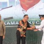 Bupati Bogor Iwan Setiawan saat memberikan penghargaan (Foto : Sandika Fadilah/Jabar Ekspres)