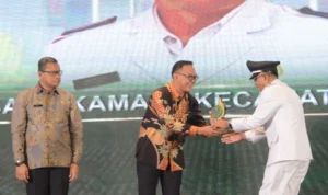 Bupati Bogor Iwan Setiawan saat memberikan penghargaan (Foto : Sandika Fadilah/Jabar Ekspres)