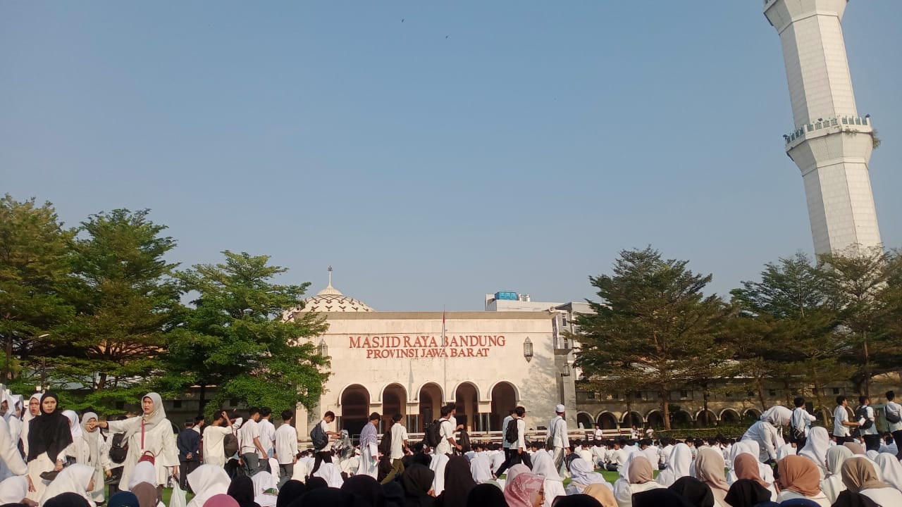Ribuan Pelajar Ramai-ramai Doakan Palestina di Alun-alun Bandung