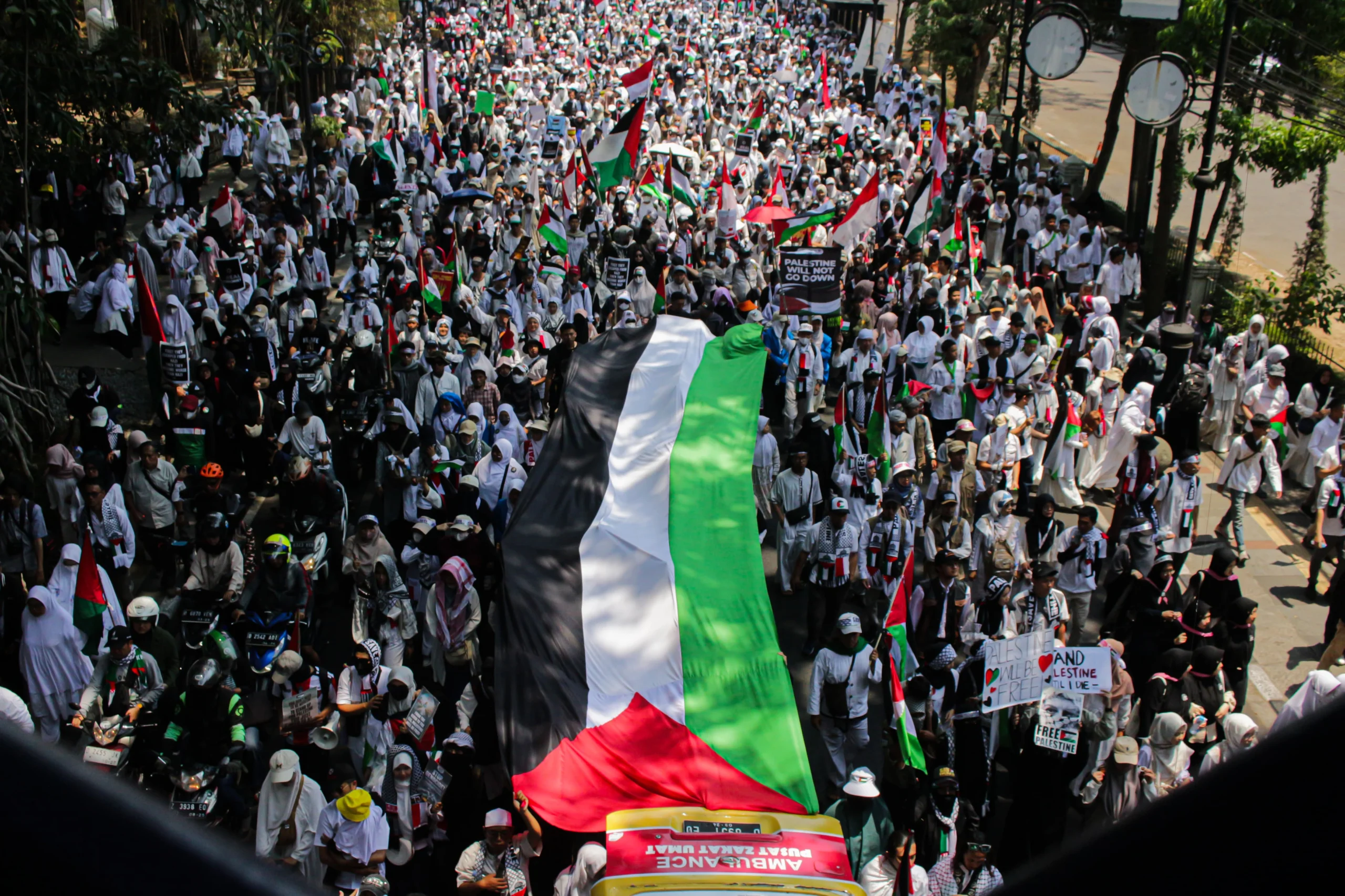 Call to Free Palestine Reverberates in Front of Merdeka Building