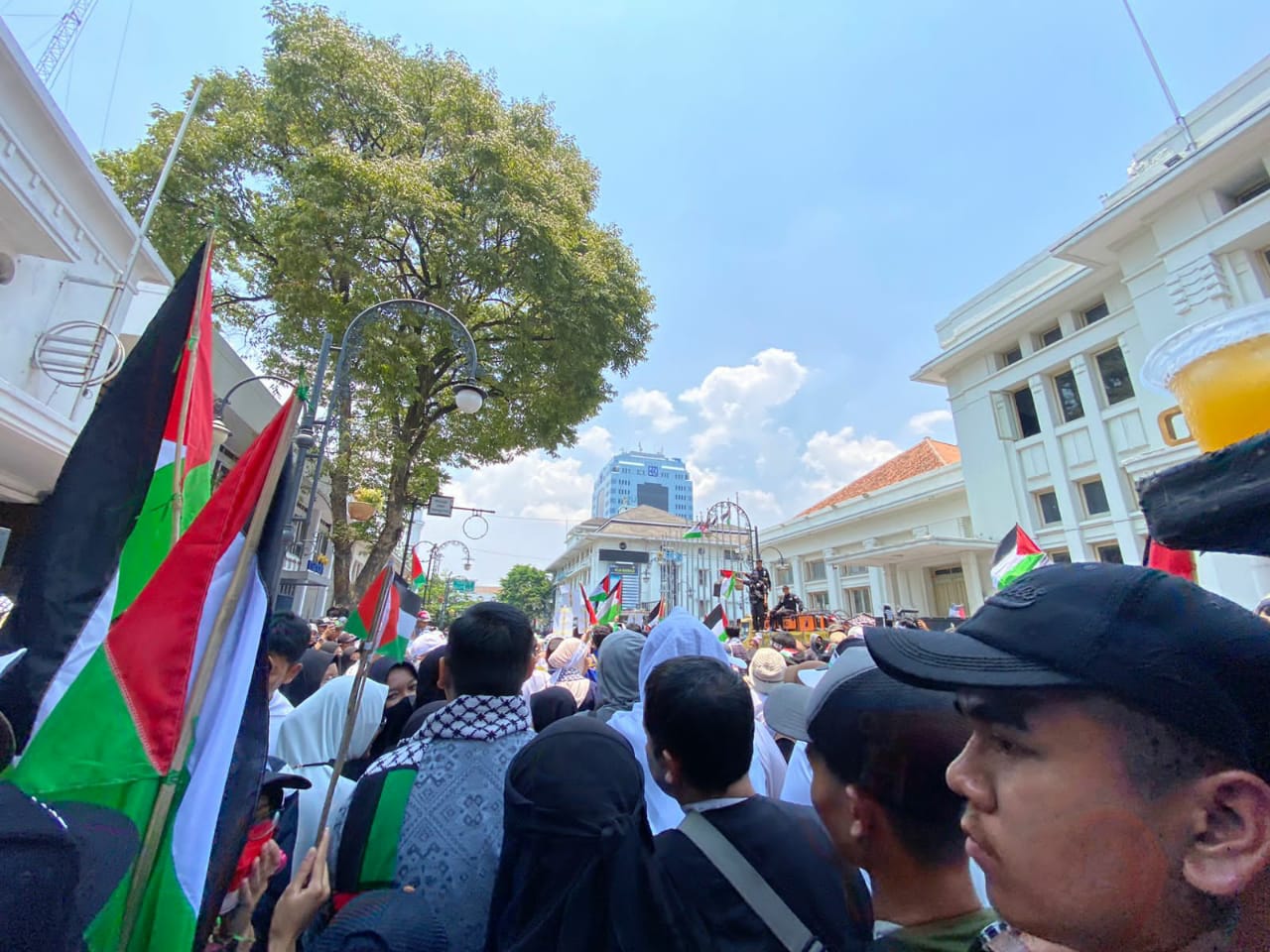 Despite the scorching heat, thousands of Free Palestine protesters still fill the front of Gedung Merdeka