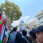 Walau terik, ribuan massa bela Palestina tetap penuhi depan Gedung Merdeka