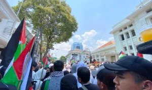 Walau terik, ribuan massa bela Palestina tetap penuhi depan Gedung Merdeka