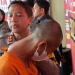 Kapolres Ciamis, AKBP Tony Prasetyo Yudhangkoro saat menginterogasi pelaku DD di Mapolres Ciamis, Minggu 22 Oktober 2023.