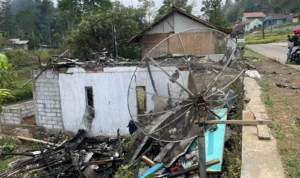 Kondisi rumah Didin (60), warga Gununghalu yang ludes terbakar pada Minggu, 22 Oktober 2023 pagi.