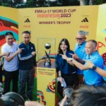 Trofi FIFA U-17 World Cup dipamerkan di Taman Cikapayang, Kota Bandung (22/10).
