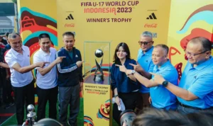 Trofi FIFA U-17 World Cup dipamerkan di Taman Cikapayang, Kota Bandung (22/10).