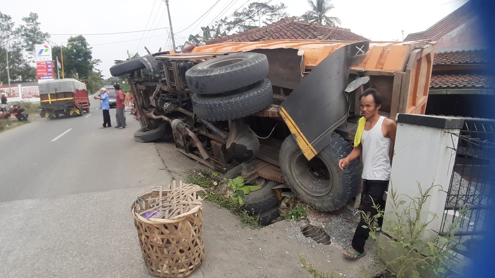 Truk tronton gagal menanjak, mundur hingga hantam rumah warga di Jalan Prada Samlawi, Kabupaten Bogor (23/10).
