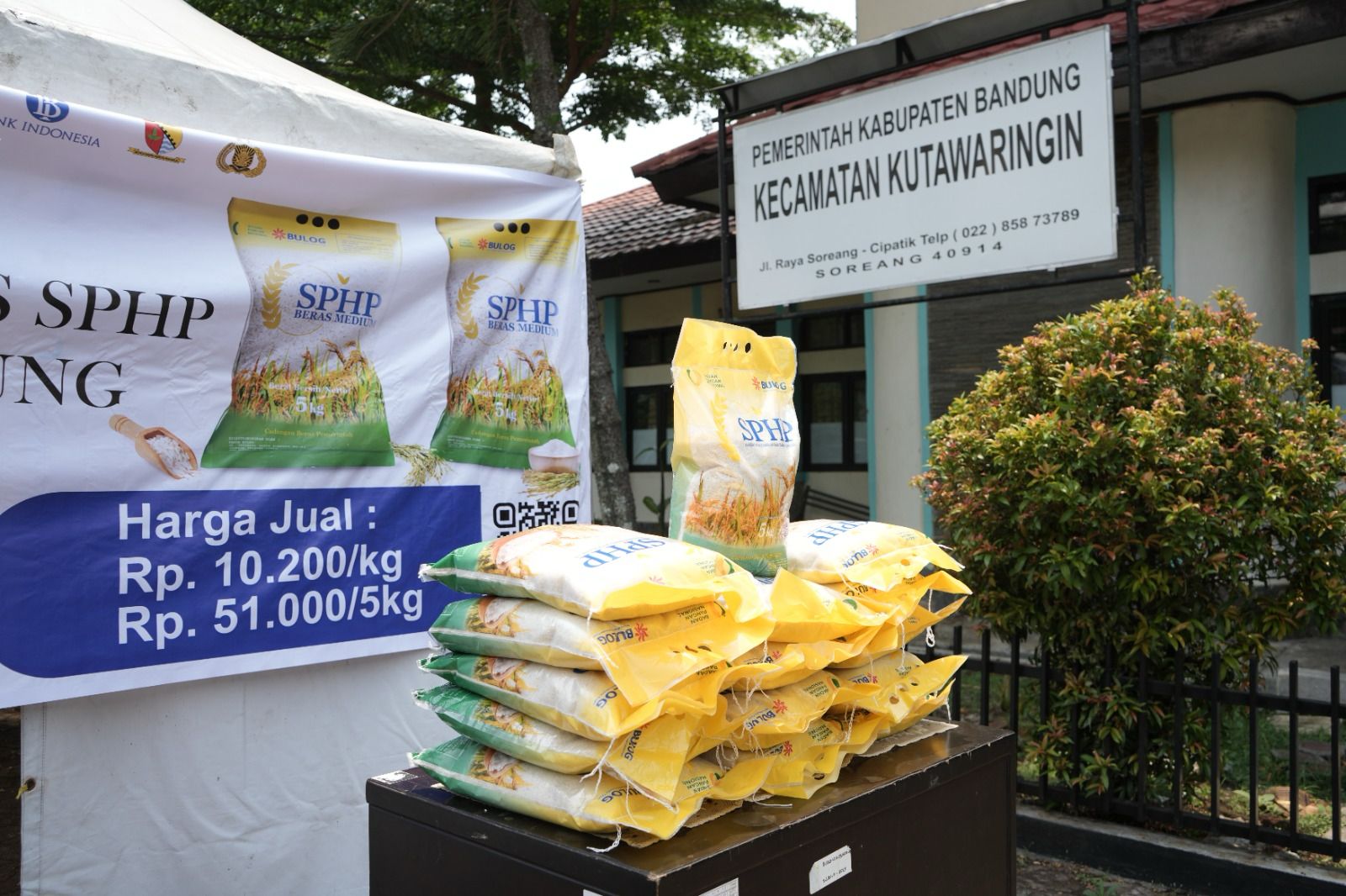Operasi Pasar Beras Murah yang diadakan Pemkab Bandung di Kantor Kecamatan Kutawaringin, Senin (23/10).