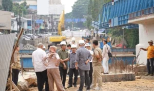 Jajaran Komisi III DPRD Kota Bogor saat melakukan sidak ke proyek pembangunan jembatan Otista. (Foto: Dok. Humpro DPRD Kota Bogor)