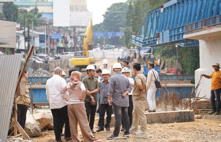 Jajaran Komisi III DPRD Kota Bogor saat melakukan sidak ke proyek pembangunan jembatan Otista. (Foto: Dok. Humpro DPRD Kota Bogor)