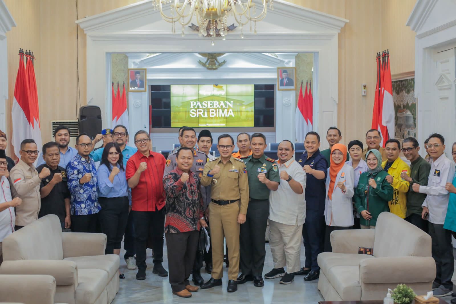Pemkot bersama parpol peserta pemilu, KPU dan Bawaslu Kota Bogor usai menggelar rapat terpadu di Balai Kota Bogor. (Yudha Prananda / Jabar Ekspres)