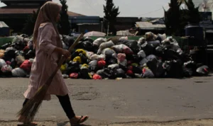 Sampah menumpuk di depan Pasar Sederhana Kota Bandung.