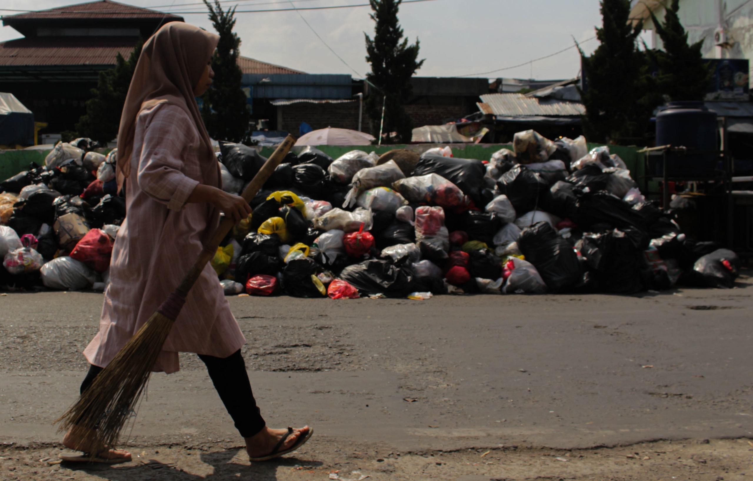 Sampah menumpuk di depan Pasar Sederhana Kota Bandung.