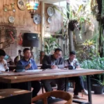 Ketua Panitia Seleksi, Solichin (tengah) dan anggota panitia seleksi lain menyampaikan tahapan seleksi untuk anggota KPU Kabupaten Garut dan Cirebon, Selasa (24/10) petang.