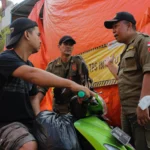 Petugas memberikan himbauan mengenai aturan pembuangan sampah ke TPS di Kota Bandung. (Pandu Muslim/Jabar Ekspres)