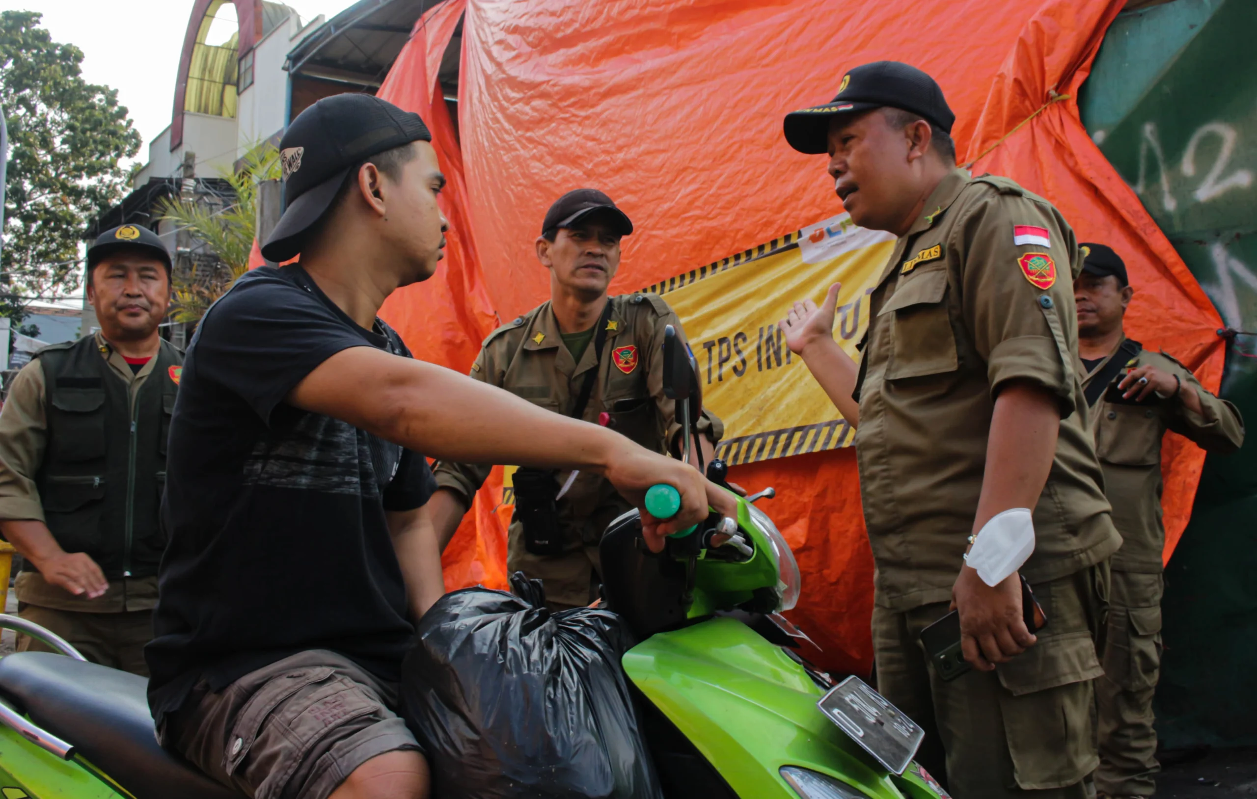 Petugas memberikan himbauan mengenai aturan pembuangan sampah ke TPS di Kota Bandung. (Pandu Muslim/Jabar Ekspres)