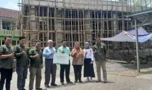 Penyerahan bantuan dari PT Pegadaian Kanwil Jabar kepada SMA 1 Sukaraja untuk renovasi Masjid Kholid Ibnu Walid senilai Rp25 Juta.