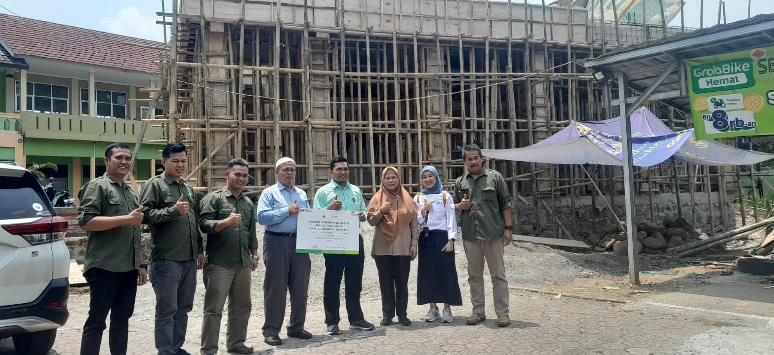 Penyerahan bantuan dari PT Pegadaian Kanwil Jabar kepada SMA 1 Sukaraja untuk renovasi Masjid Kholid Ibnu Walid senilai Rp25 Juta.