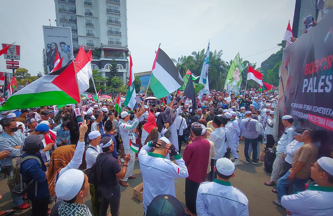 Aksi Solidaritas, Ribuan Masyarakat Kibarkan Bendera Palestina di Tugu Kujang Bogor