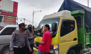 Seorang pengendara truk dihentikan oleh Dishub Cimahi, Rabu (25/10).