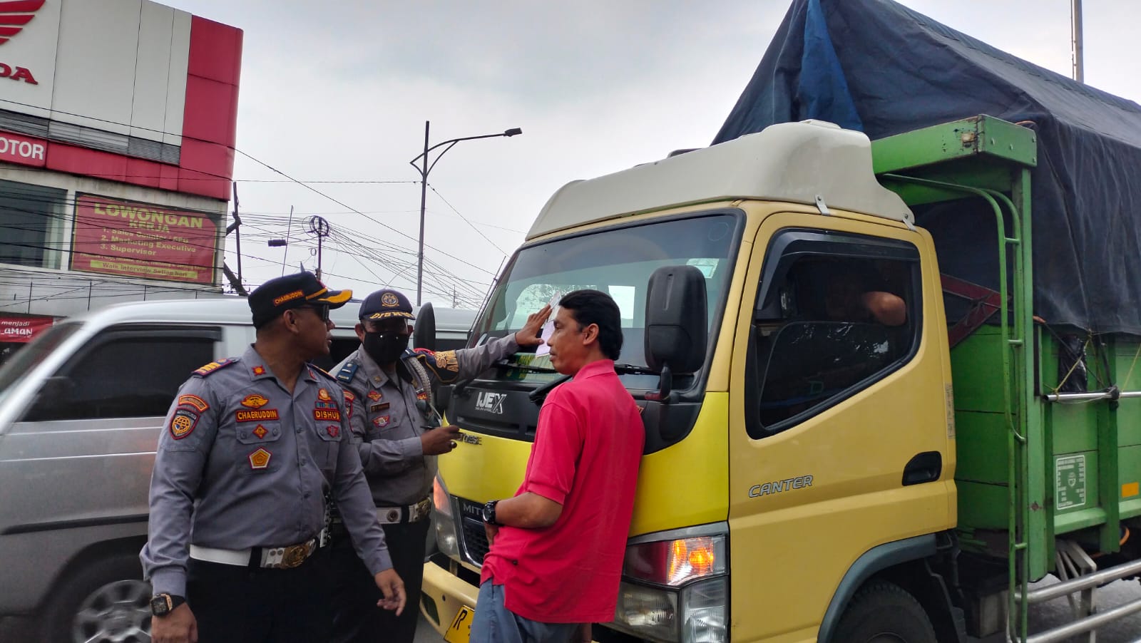 Seorang pengendara truk dihentikan oleh Dishub Cimahi, Rabu (25/10).