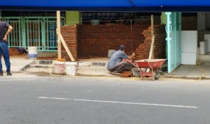 Nekat! Pria di Ciamis ini Buat Bangunan Permanen di Atas Trotoar